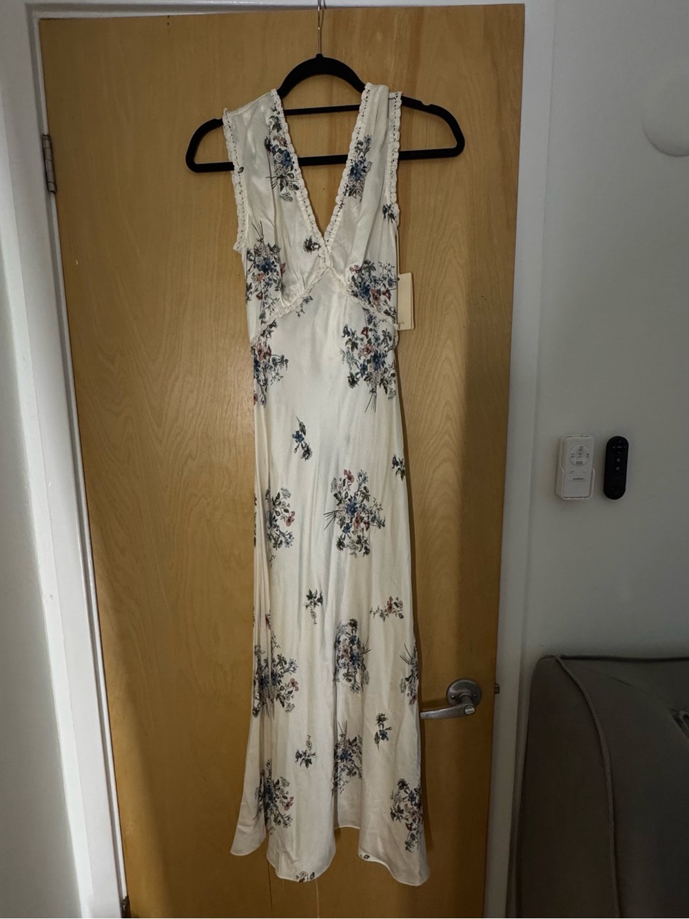 Doen Cream Floral V-Neck Midi Dress - Picture 4 of 4